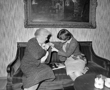 884268 Afbeelding van het bezoek van 'Miss Holland' uit de Canadese stad Winnipeg aan burgemeester mevr. drs. M.W.M. ...